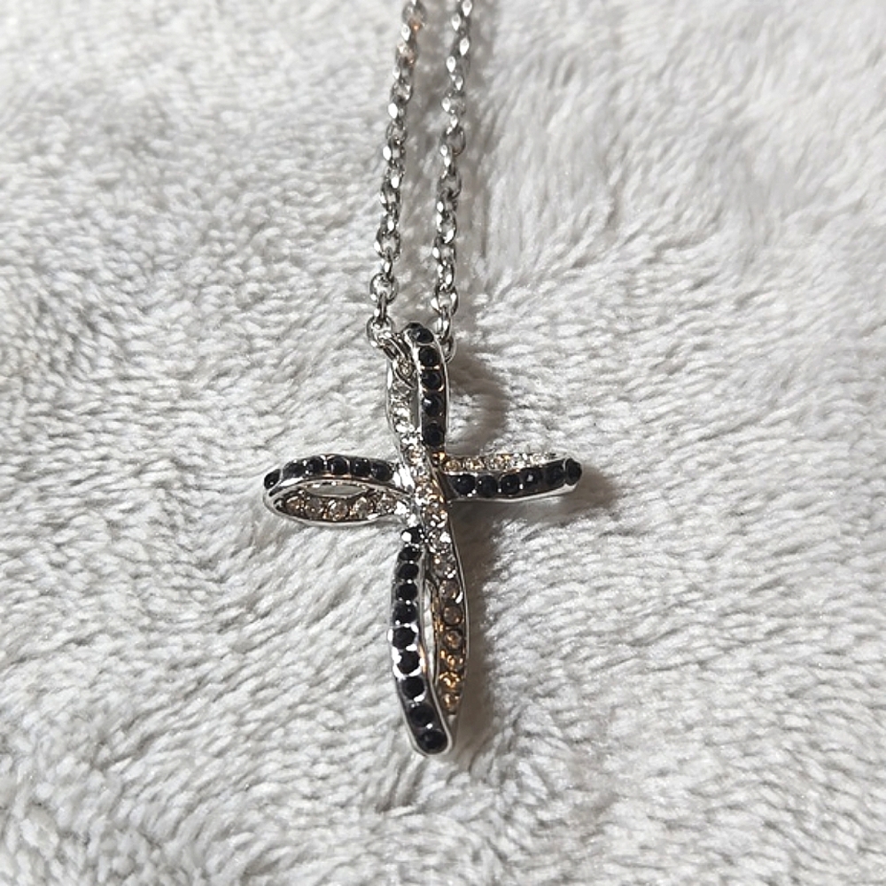 #300 Silver tone cross necklece - Picture 1 of 4